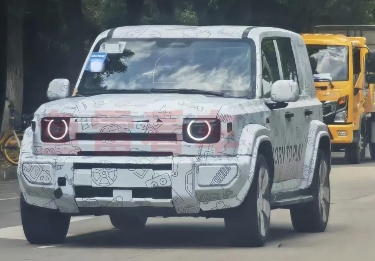 奇瑞终于把路虎卫士搞出来了
iCAR V27近期谍照很多
环形日间灯、方盒子、备