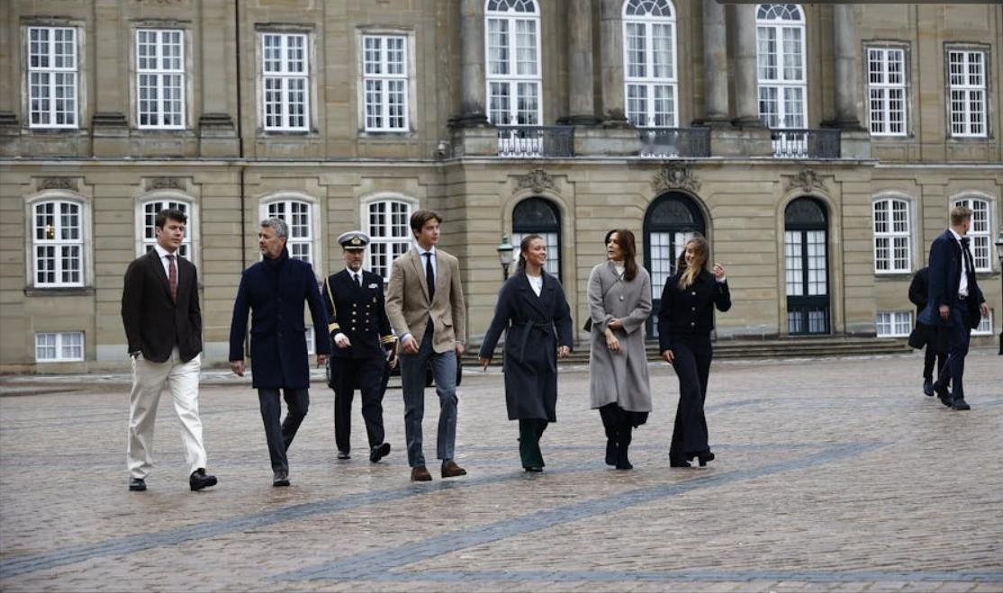 复活节，浩浩荡荡的丹麦王室一家六口[奸笑]
腓特烈十世携家人参加复活节礼拜，
玛