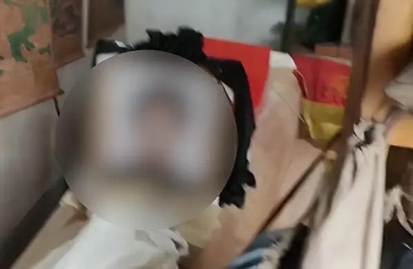 四川自贡，男子被发现在家中床上以睡觉姿势死亡，遗体也已腐烂，法医推断人至少死了3