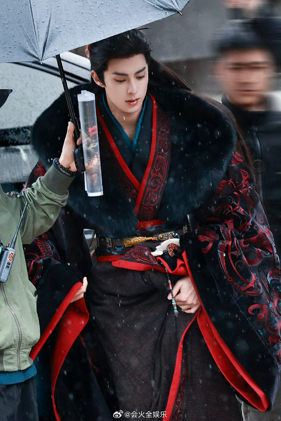 好帅的黑红配色王鹤棣将门独后首个路透王鹤棣将门独后首套妆造路透