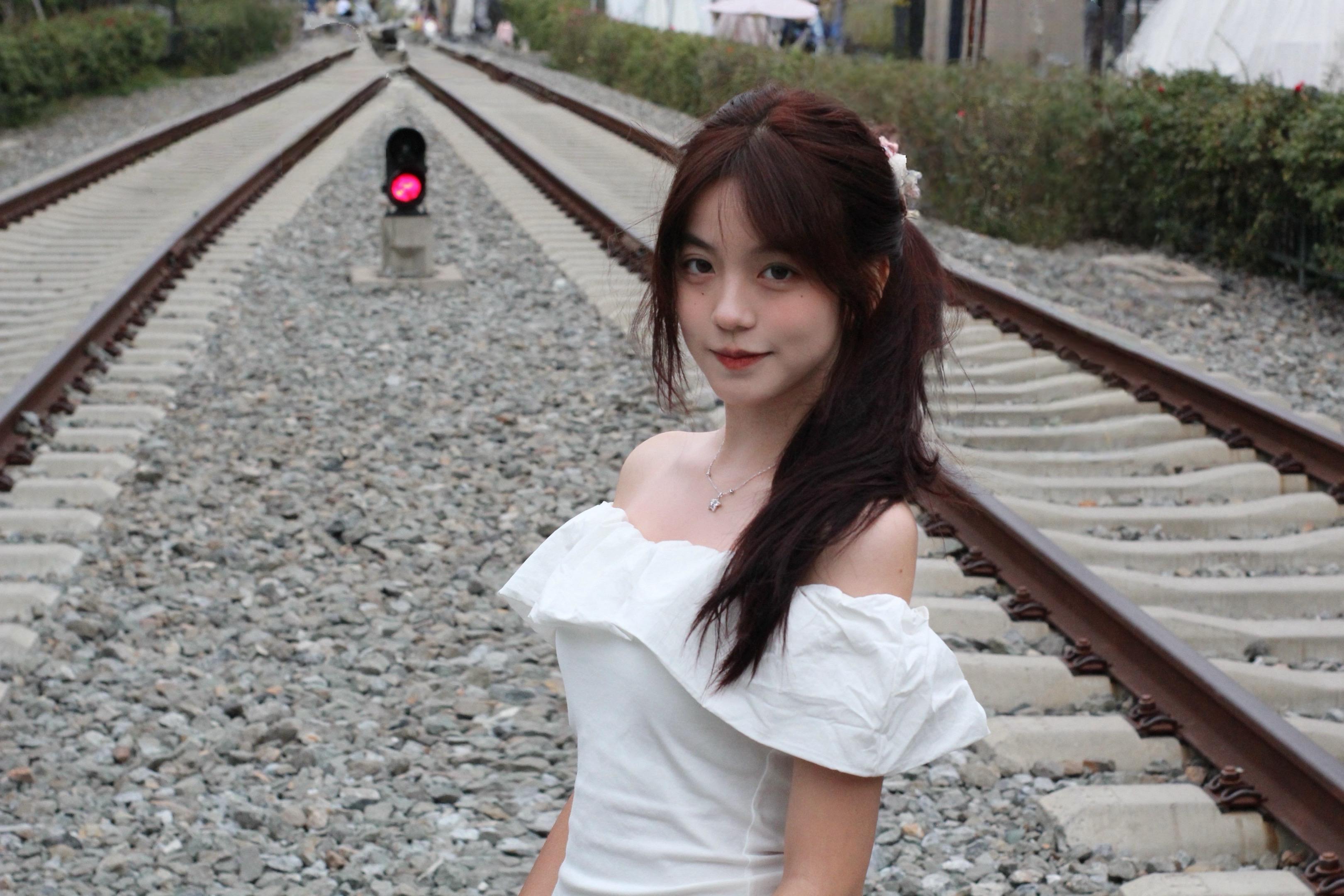 细腻的人 感受悲伤太快 感受幸福太慢