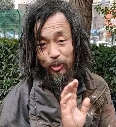 上海说论语的流浪者沈巍最近又开始唱京剧了，还穿上戏服画上脸，这事儿我聊聊我的看法