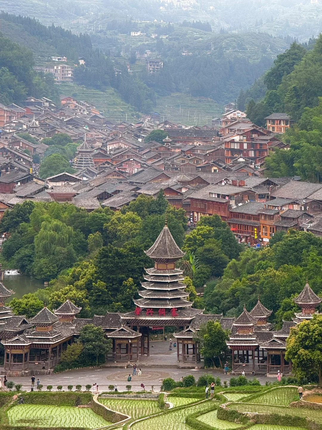 不愧是肇兴侗寨‼️就连LIVE图直出都美到离谱