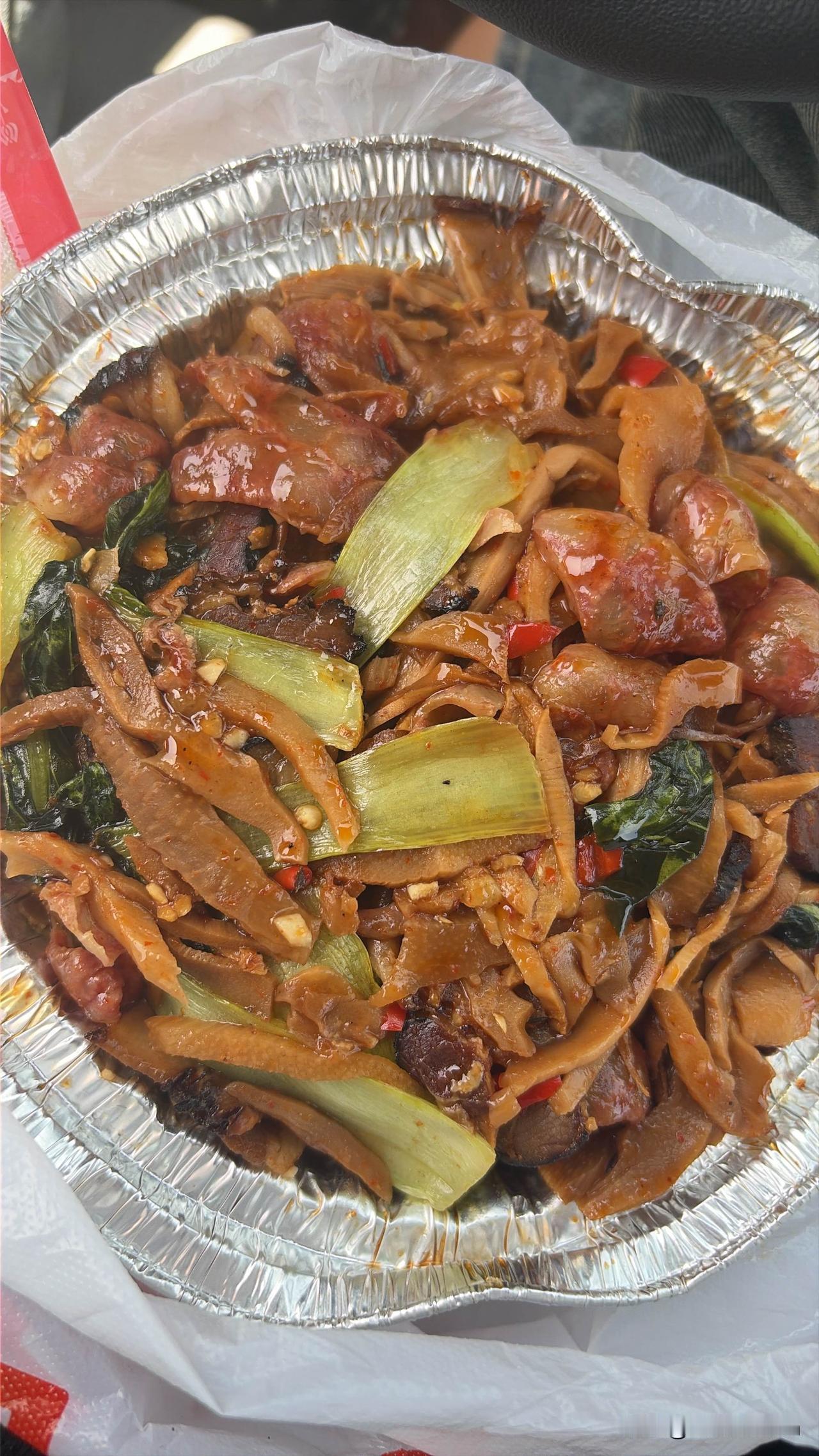 外卖点了烟笋炒腊肉煲仔饭，但我觉得是盖浇饭，就是炒好的菜盖在了白米饭上。正宗的煲