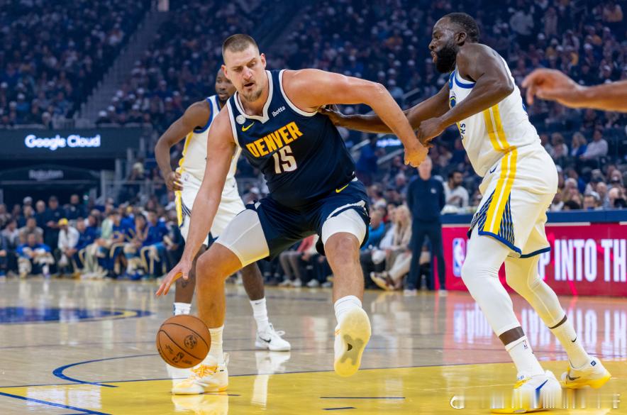 NBA常规赛，掘金117-128不敌勇士。赛后，约基奇接受了采访。谈到追梦临时退