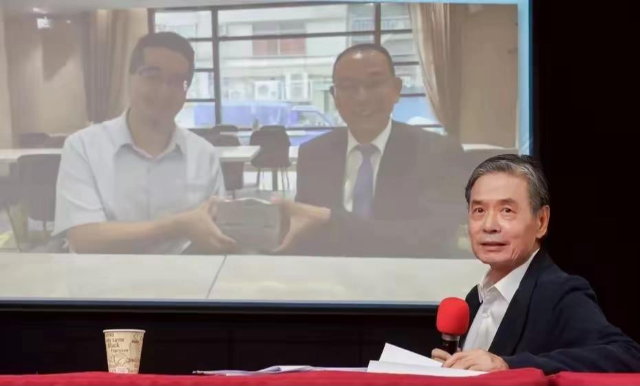 金溥聪今天在记者会上公布了一张萧旭岑和台商捐款时的合照，厦门台商协会会长韩萤焕今