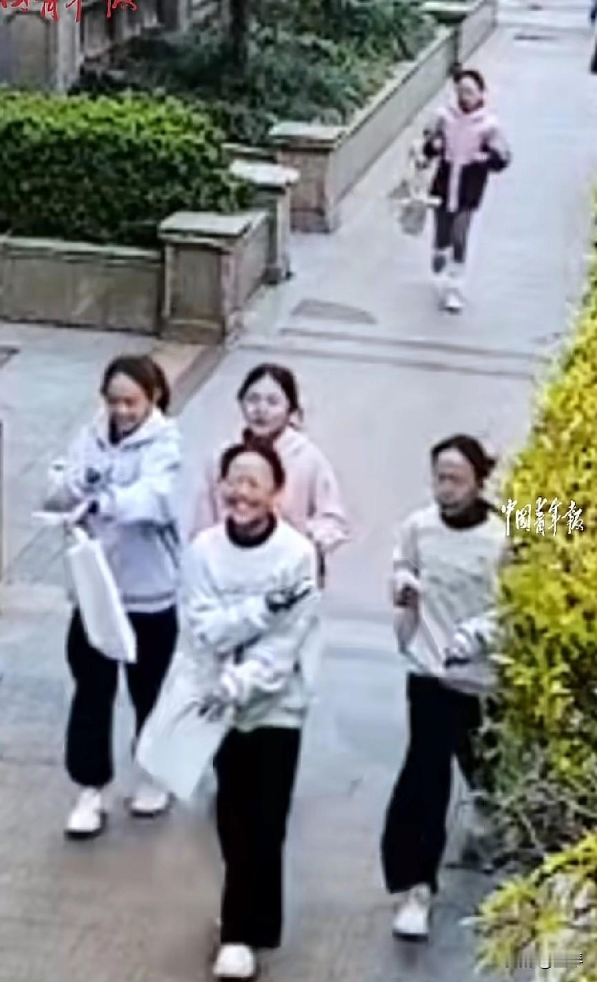 宜宾5名小学生火了！路边捡到1500元现金，做法太赞被全校表扬。
 
近日，宜宾