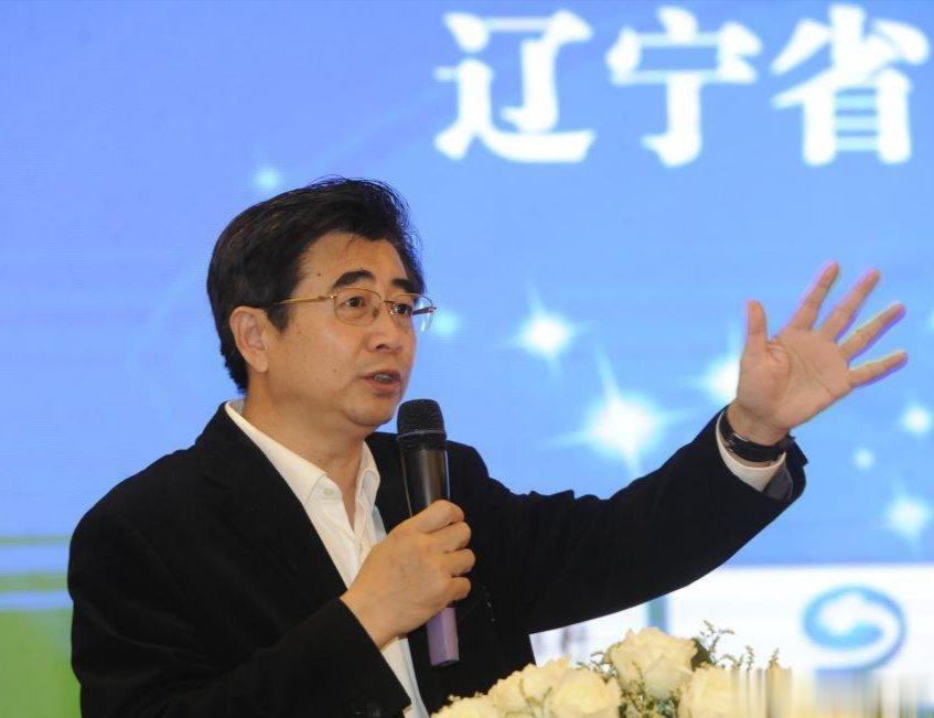 中国足协今天在京换届选举，新领导班子成员名单昨天就被足球媒体同行们提前公布：李颖