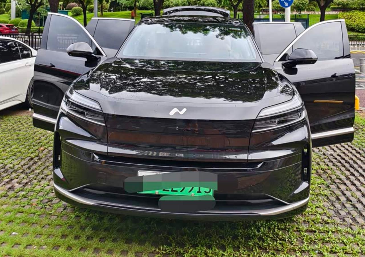 买高端新能源车，除了看空间够不够、还得看用着省不省、出门方不方便，而蔚来旗下的乐