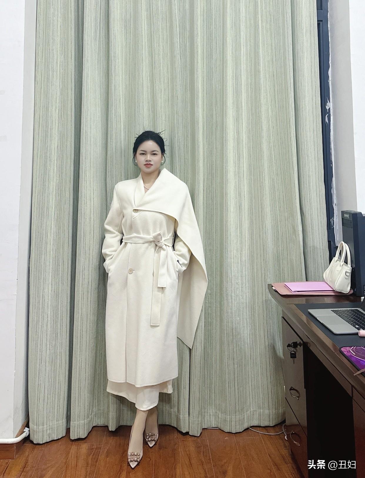 有哪些令人眼前一亮的裙装穿搭优雅白色连衣裙白领的办公日常，时尚与专业并存！💼✨