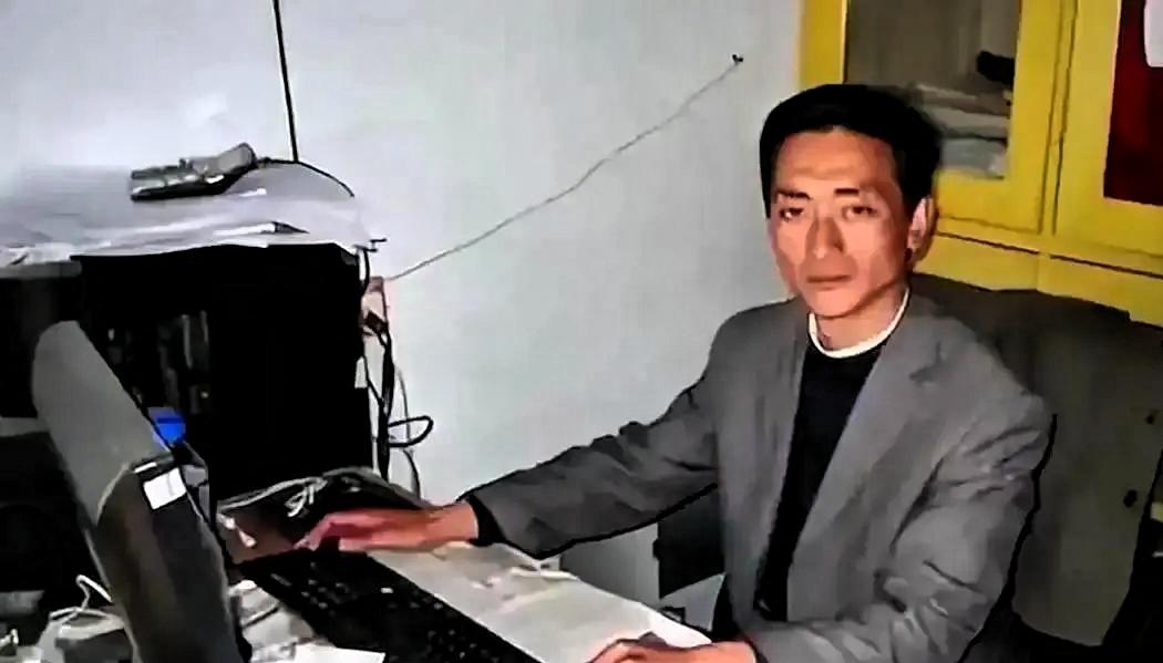 1992年，浙大高材生李红涛被警察逮捕，然而让所有人不敢相信的是，他竟然趁着民警