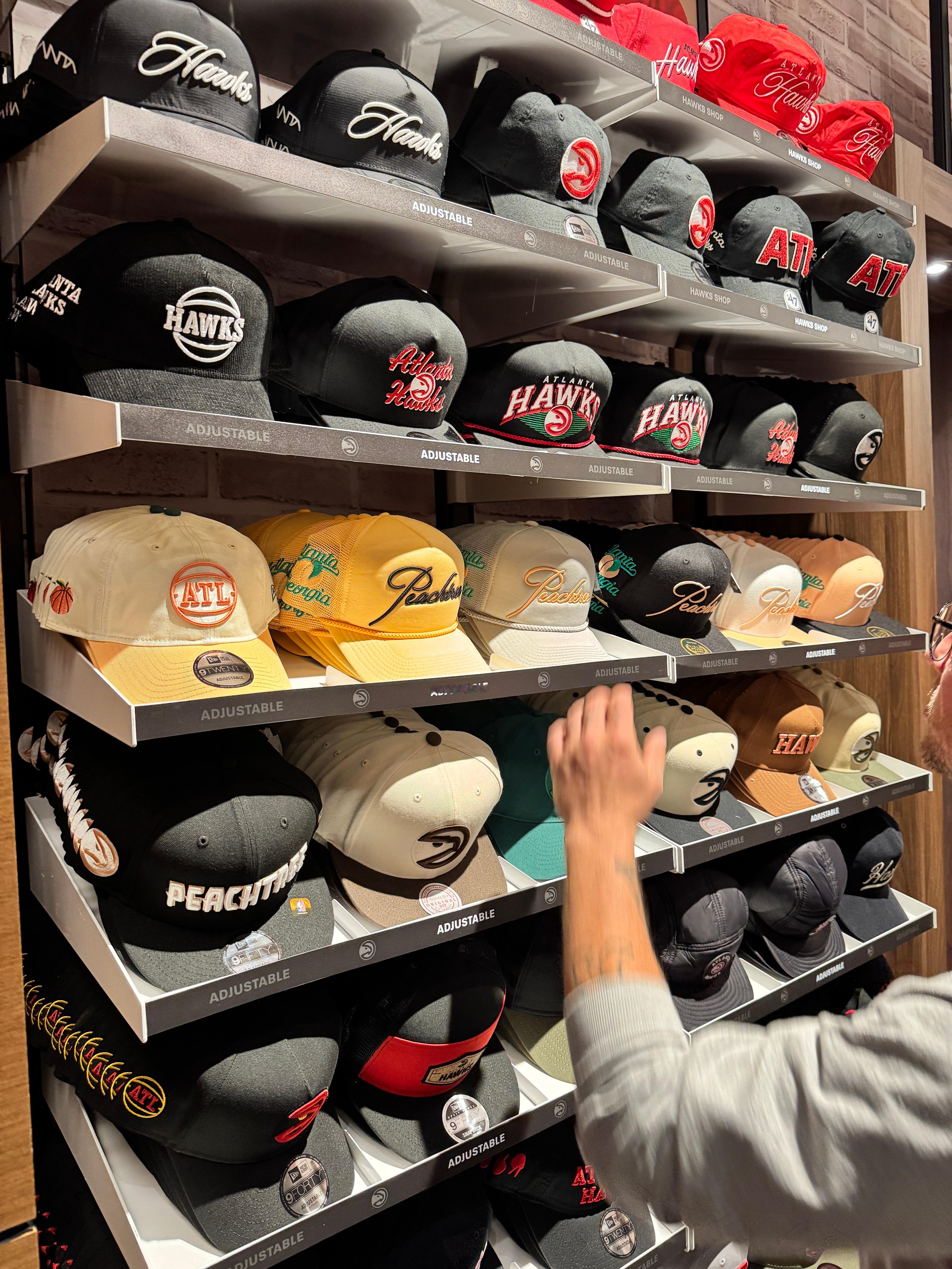 前方报道老鹰的球迷商店最近也是上新了很多桃树主题的周边🍑 // 