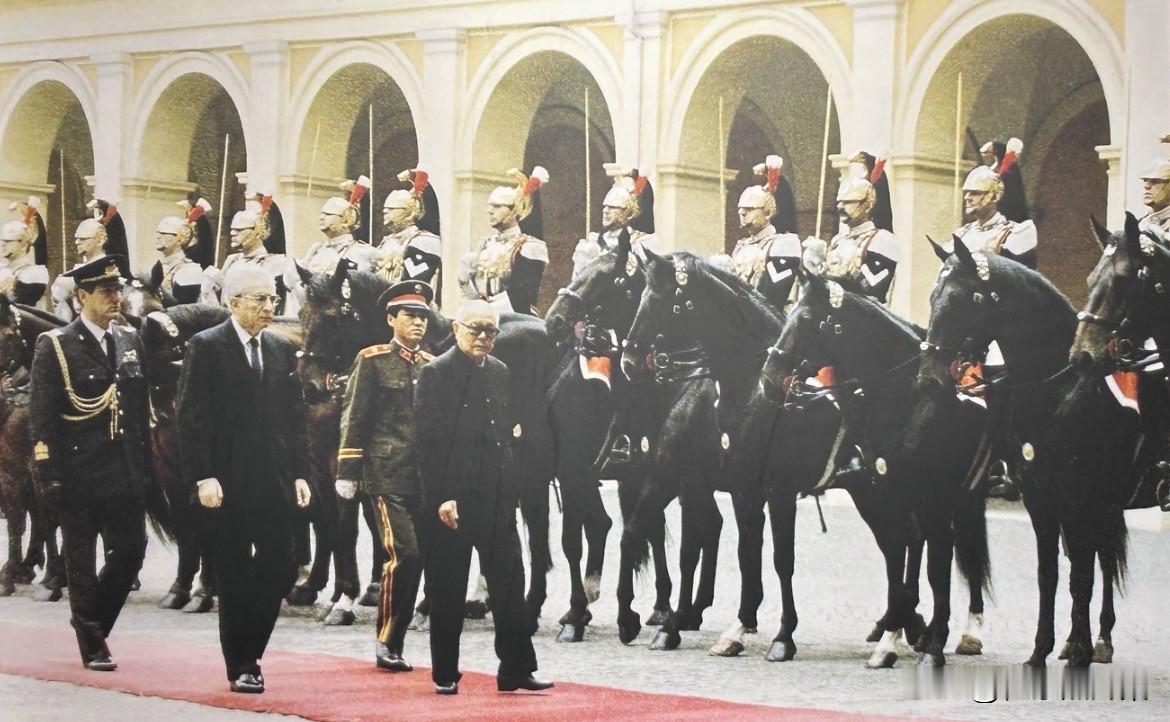 1987年11月13日，李先念访问意大利共和国时，在科西加总统陪同下检阅仪仗队。