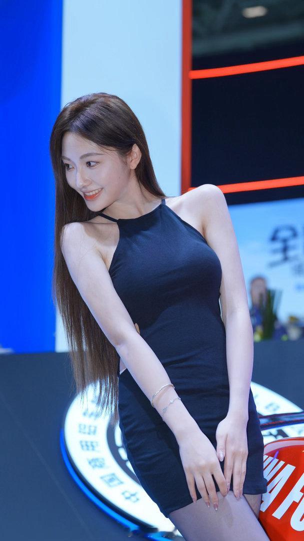 最绝“侧颜杀”，黑色挂脖裙也太显气质了。 