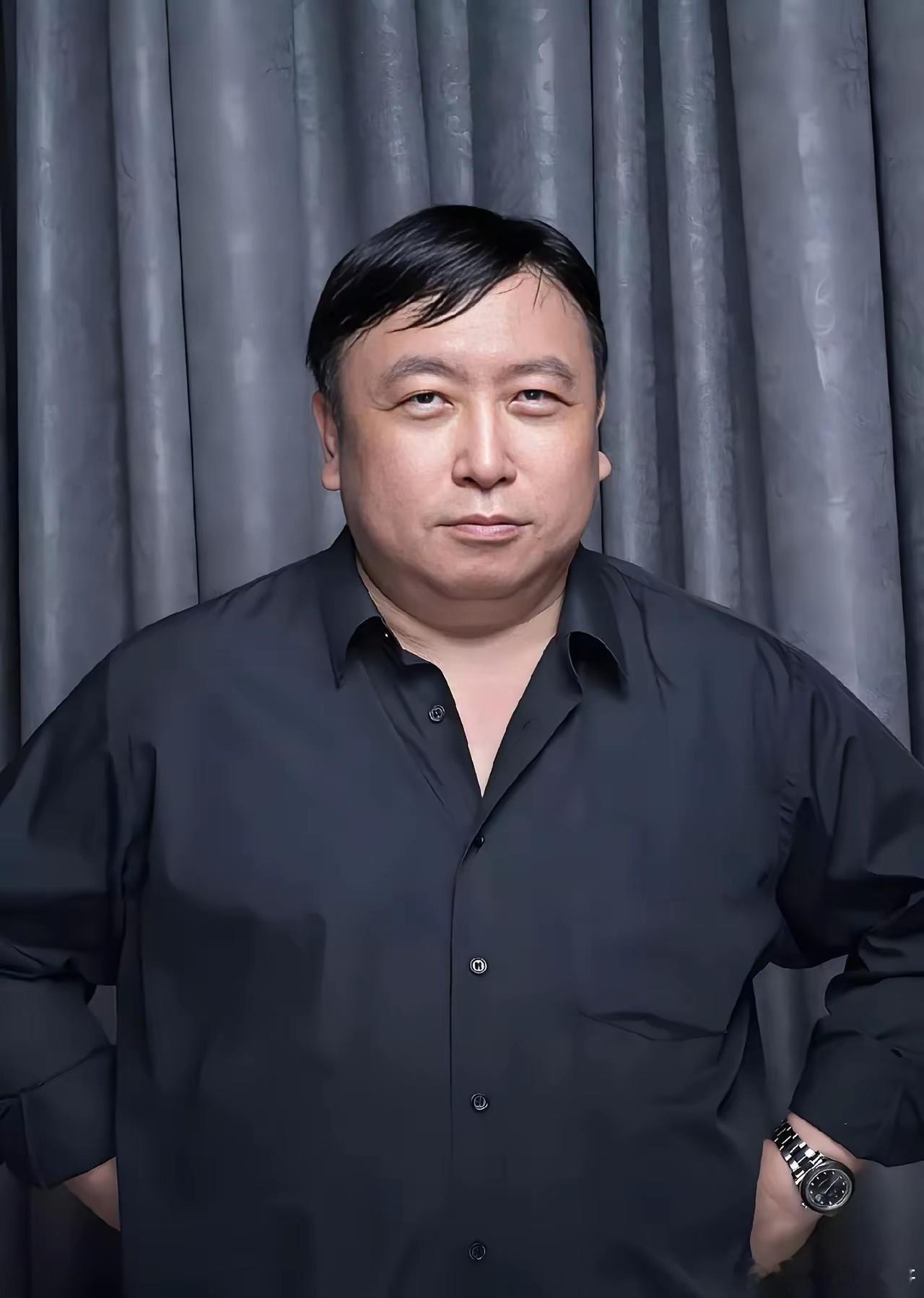 主持人问王晶：“现在结婚的人越来越少，你觉不觉得这是一件很不正常的事？”王晶说：