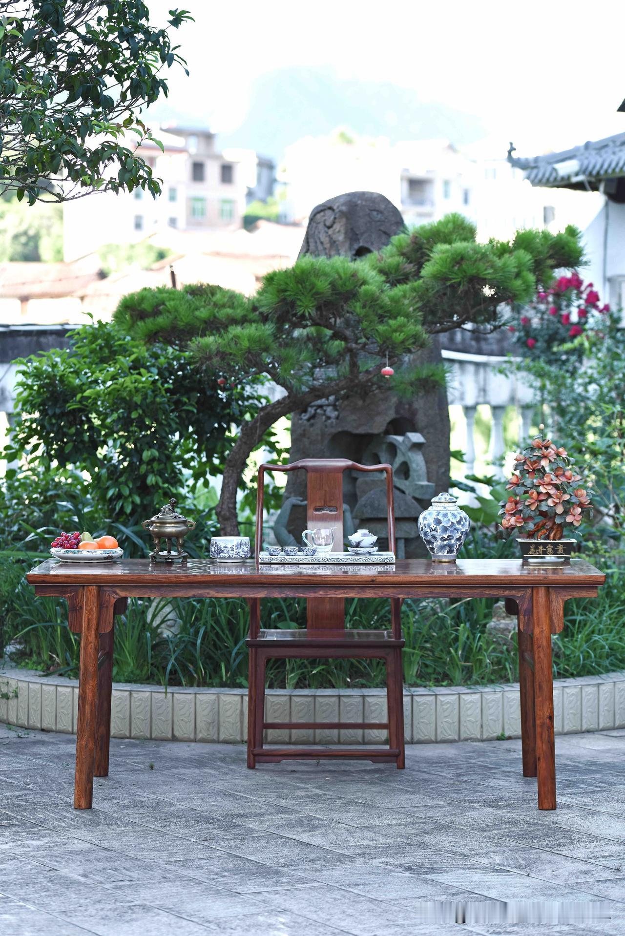 谁说资产过亿才配拥有？千万身家也能享受！
海南黄花梨画案茶桌
庭院闲隅摆上这张明