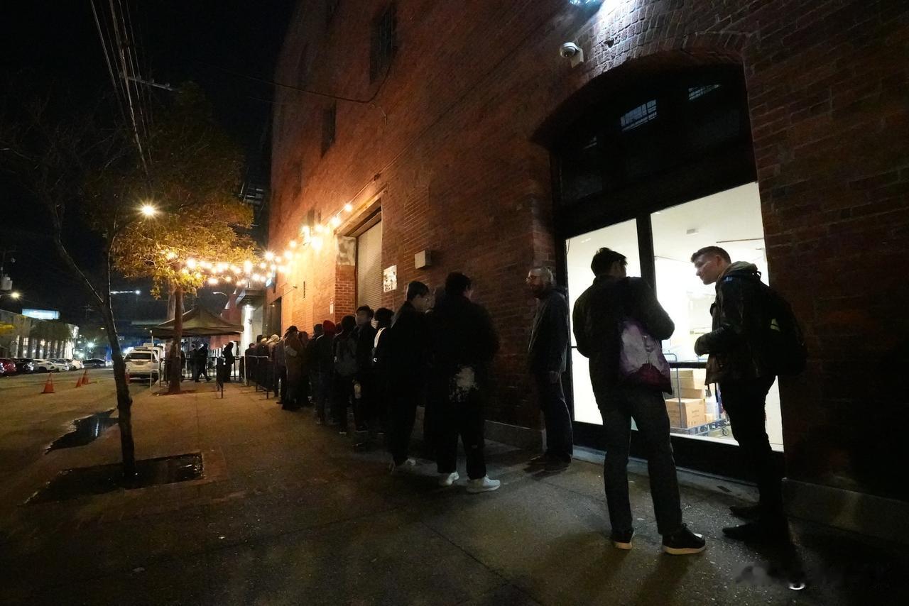 各个国家的独立游戏团队，在酒吧里的展示自己的游戏，热情又社恐的宅男聚会…