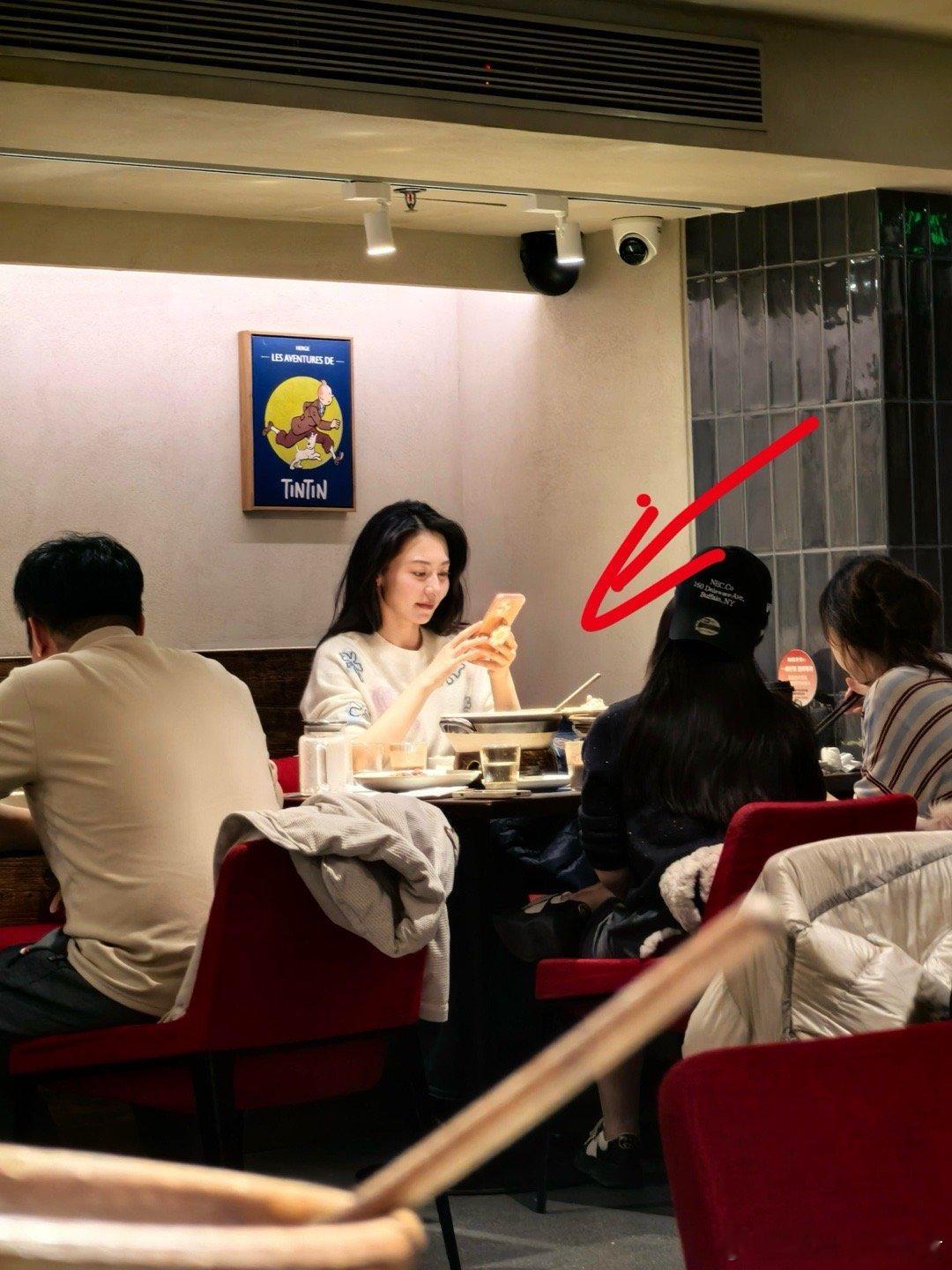 网友吃饭偶遇黄梦莹，电视里平平无奇，但是生活中真是美啊 