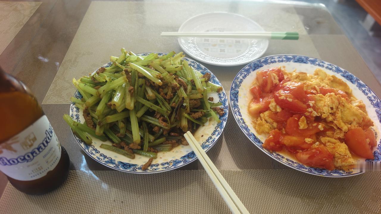 小胖子为了不去游泳，和我是斗智斗勇费尽心机。昨天游了半小时，就说上厕所，然后换上
