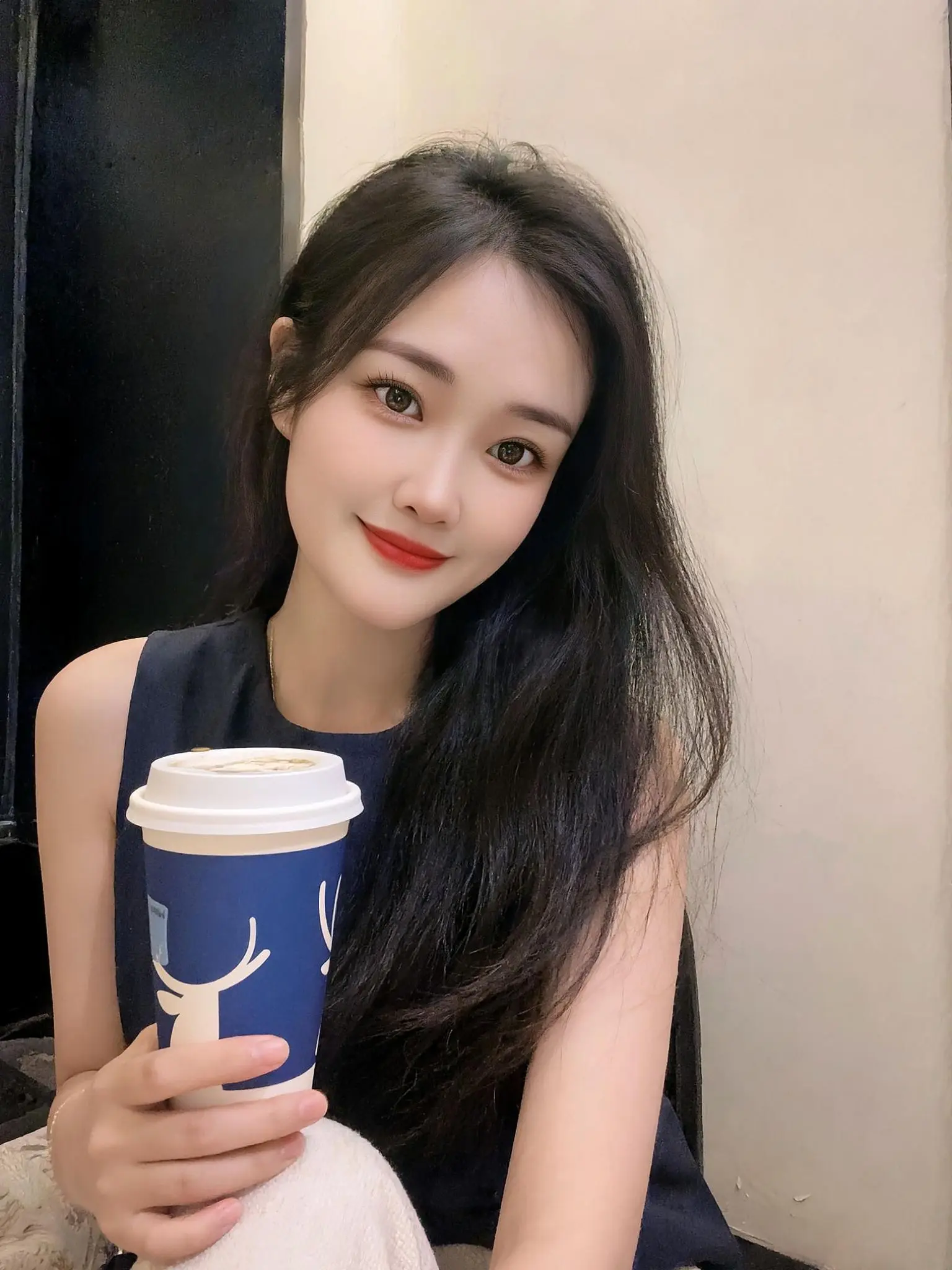 生活没有解药，但有布洛芬喝咖啡，一个治愈身体上的痛，一个治愈精神上的累。☕