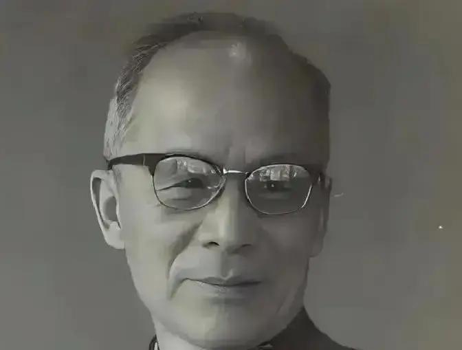 1950年，温州有个叫张嘉仪的书生，受邀去北京当官，可走到半路，他却意识到不妙：