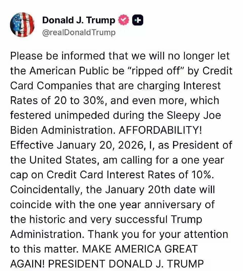 美国总统特朗普在空军一号上接受媒体采访，他计划将信用卡的年化利率在10%处封顶。