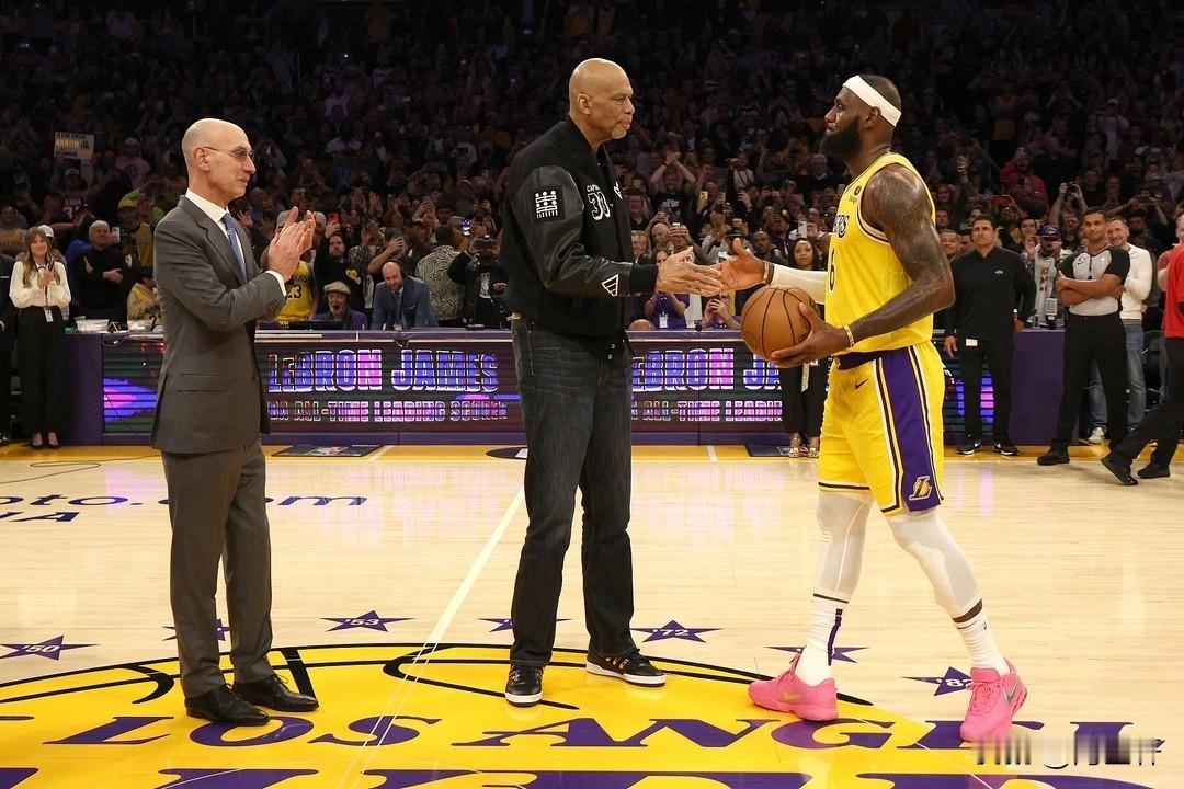 詹姆斯亲述复出心路：超越传奇的不只是得分，更是坚持
 
当贾巴尔亲手递出篮球的瞬