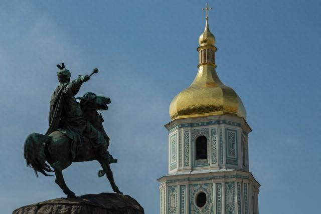 泽连斯基确实没跑、没跪、没投降，但平心而论，他给乌克兰带来的伤害，比谁都深。20