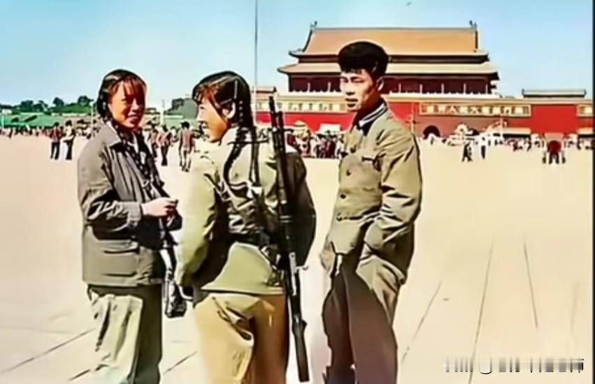 看着装与发型，天安门广场上这三位应该是五、六十年代，或七十年代的民兵。

那时，