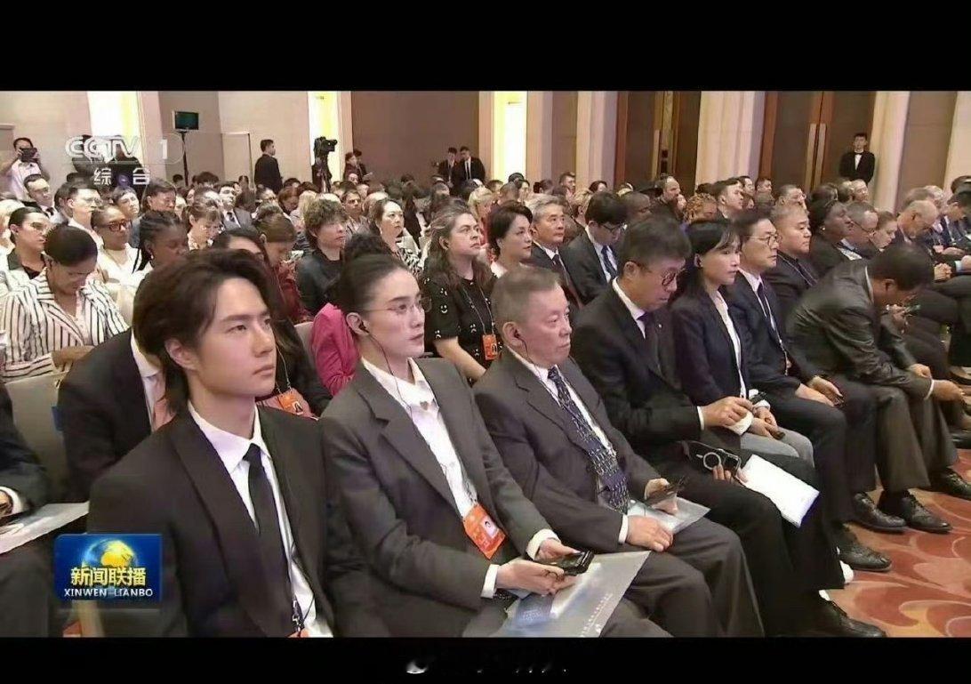 哇哦，王一博上新闻联播了，这下真的是根正苗红的代名词了，小说里面的体制内男友具象