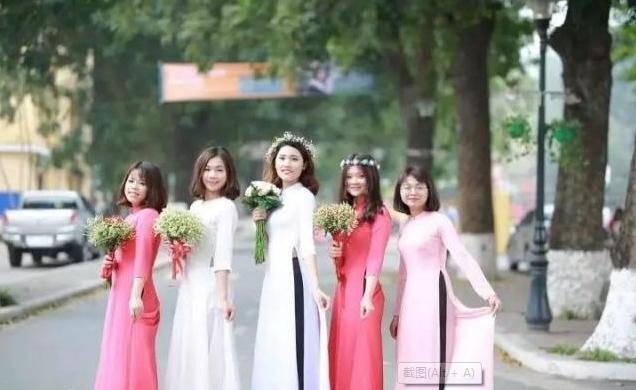 越南妇女的传统服装类似我们中国的旗袍，上装胸，紧收腰，两侧开叉至腰部，下装为宽松