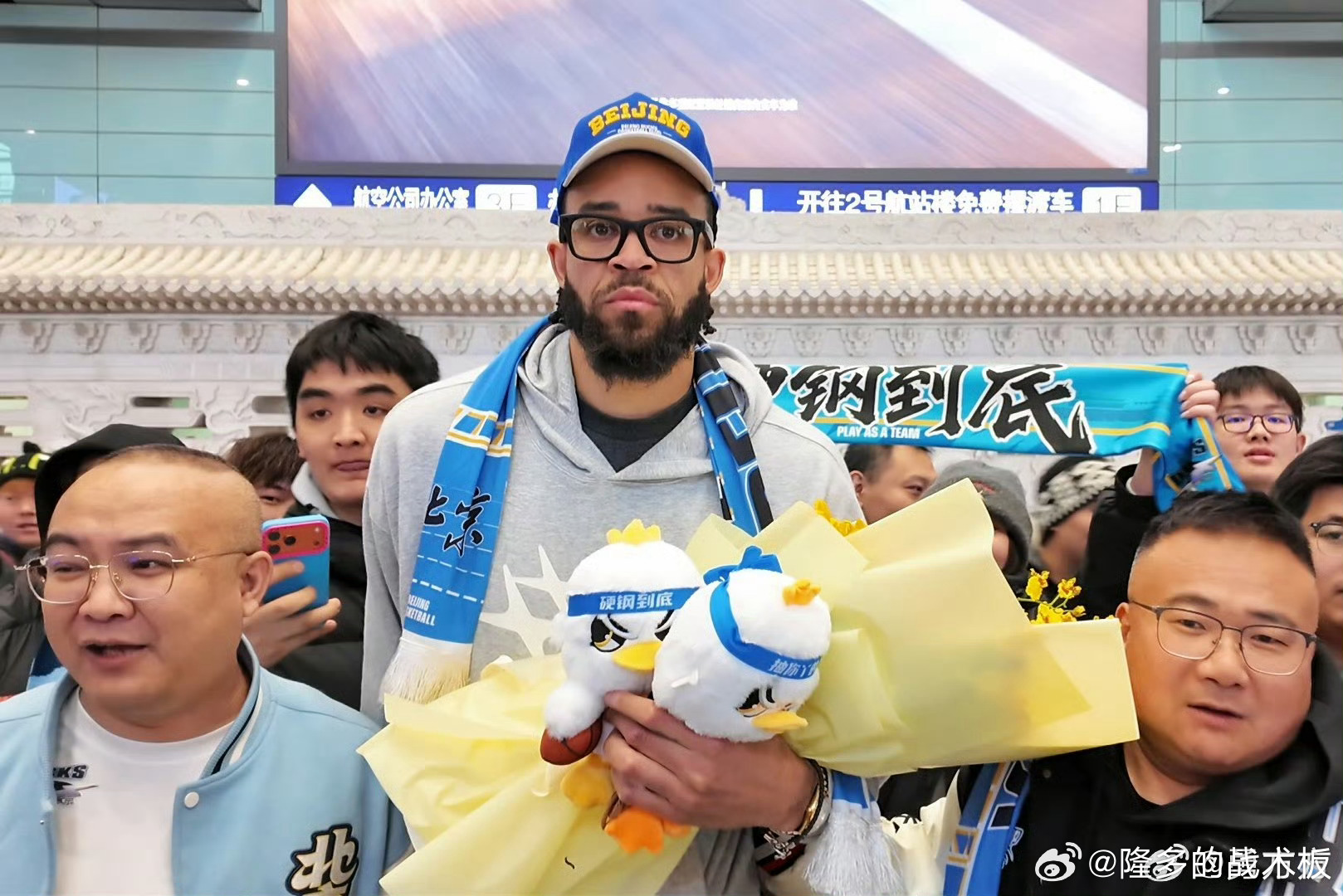 麦基今天正式抵达北京，开始CBA联赛新征程。 