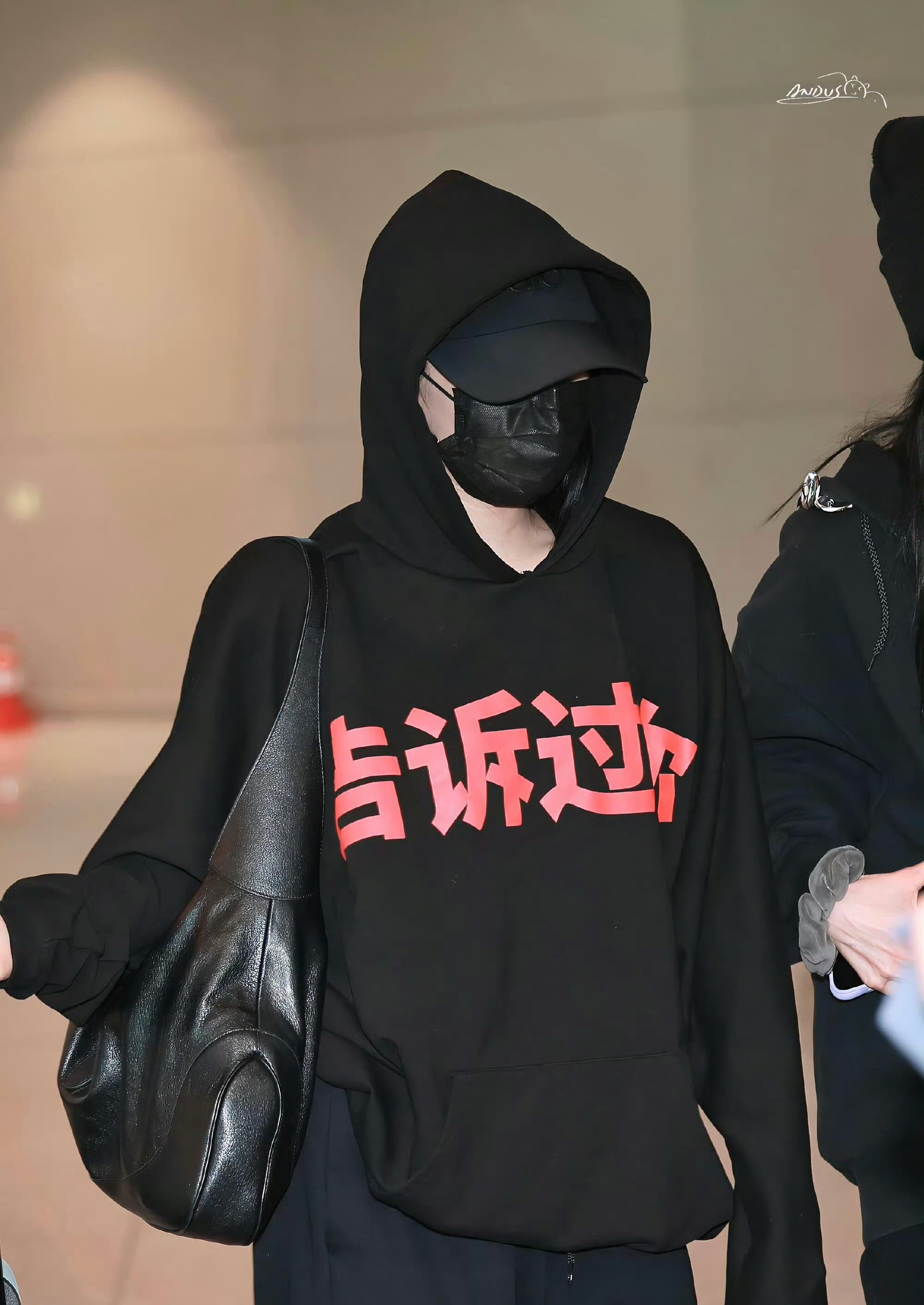 宁艺卓穿了侃爷同款卫衣Kanye铁粉！继晒Ye照片、看演唱会后，宁艺卓又上身Ka