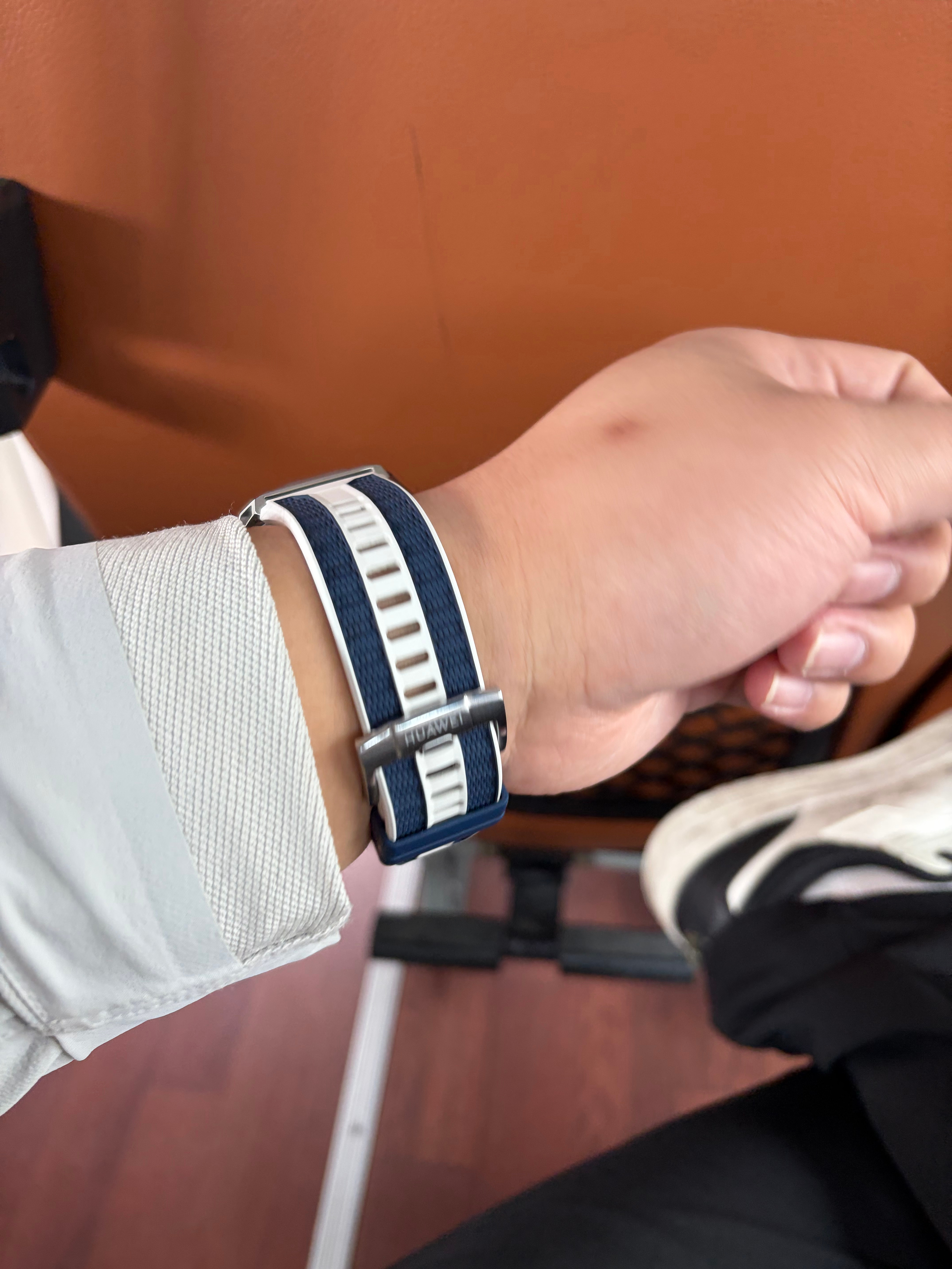 戴电子手表人的统一奇怪动作 抬腕看心情，手表监测的心情和自己现在的感受能对上。