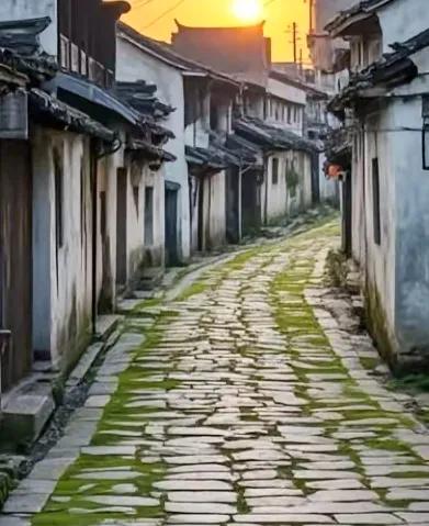 方圆天地，为头条联友对联∧
茅屋两间能避雨，
老宅一处可安身。