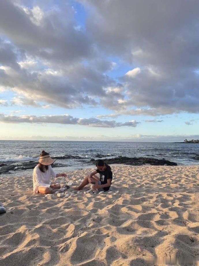 孙俪小花旅行照小花给孙俪录海浪声 旅行中的孙俪和小花看起来格外开心，小花用海浪声