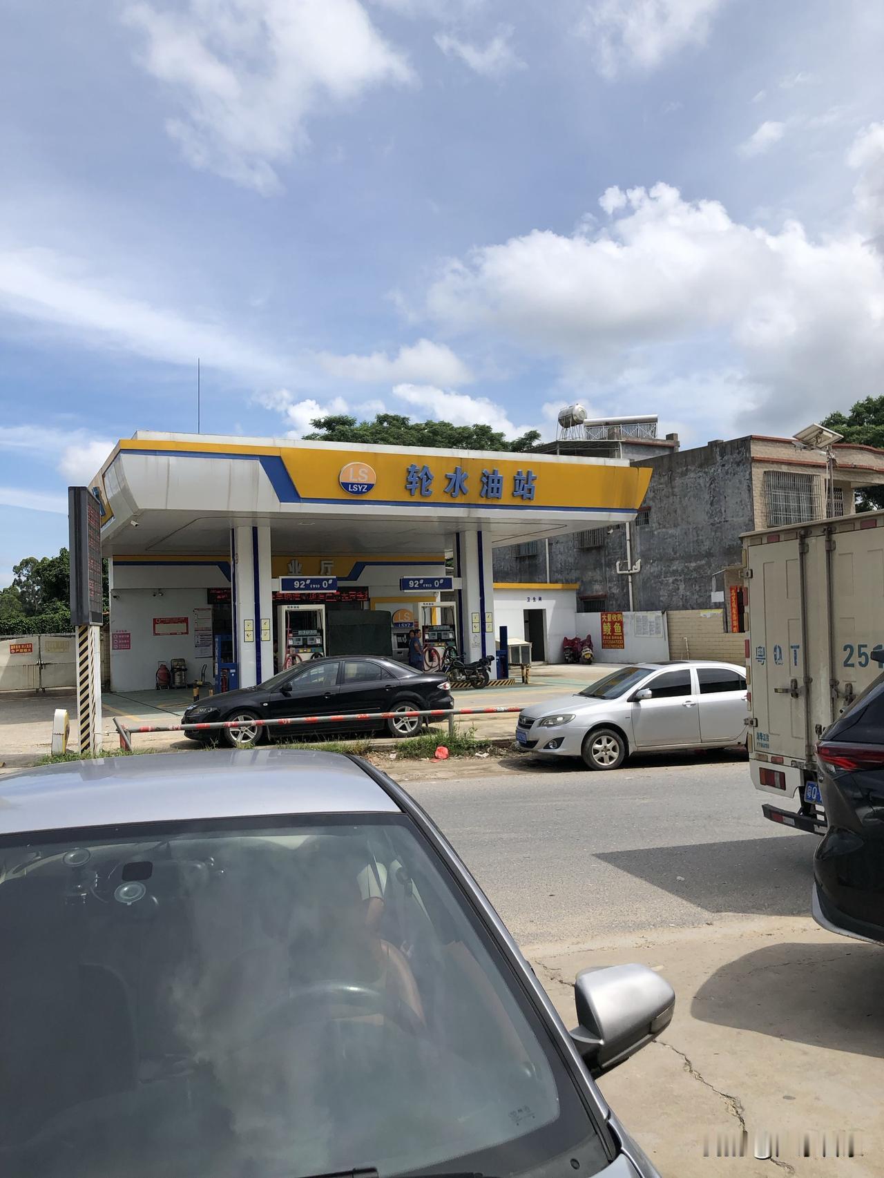 广东乡村路口！乡村加油站！