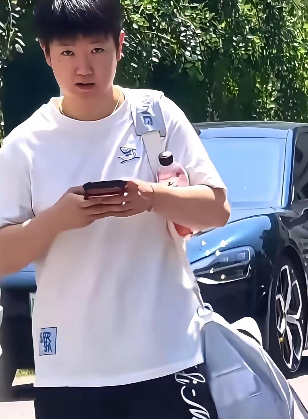 莎莎的心已经“飞”到了瑞典大满贯赛场，因伤退赛的她，独自走在上训的路上，
一边走