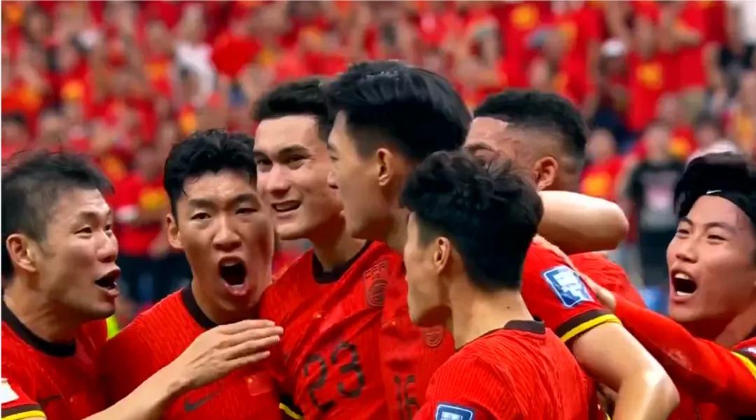 国足两连败，但1比2输的不难看。赛前新闻发布会上，沙特主帅曼奇尼放狠话，比赛的目
