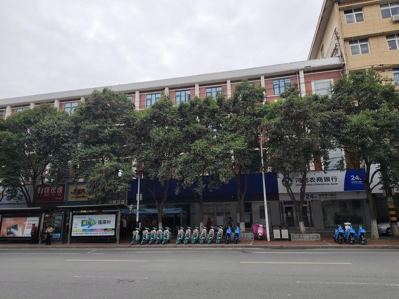 街角烟火气：河南农商银行旁的市井生活图鉴
 
在河南某街头，河南农商银行的蓝色招