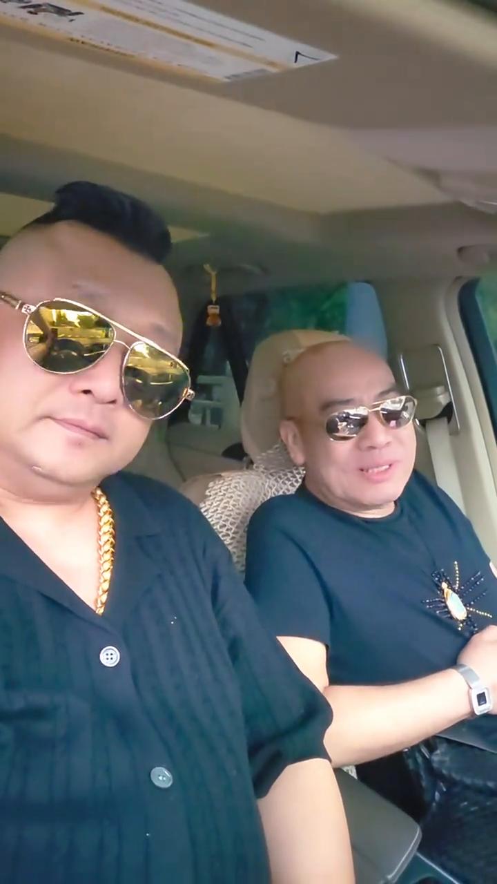 小佬说：刚才去送好哥们宏伟一程。其实人死为大，宏伟还是好哥们。其实挺伤感的。他走