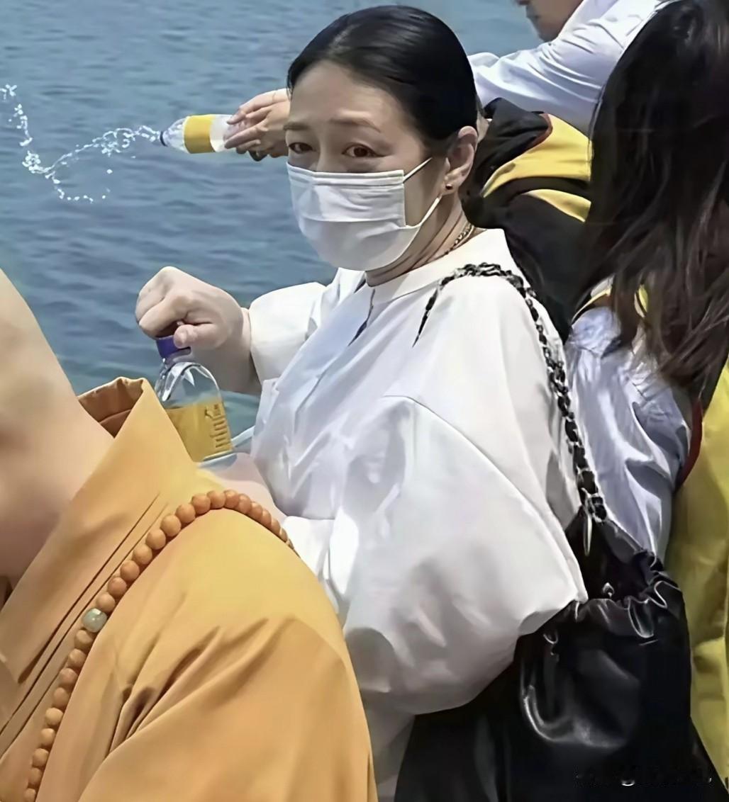 刘德华和朱丽倩的爱情故事，真的比偶像剧还精彩！

1986 年，刘德华随明星足球