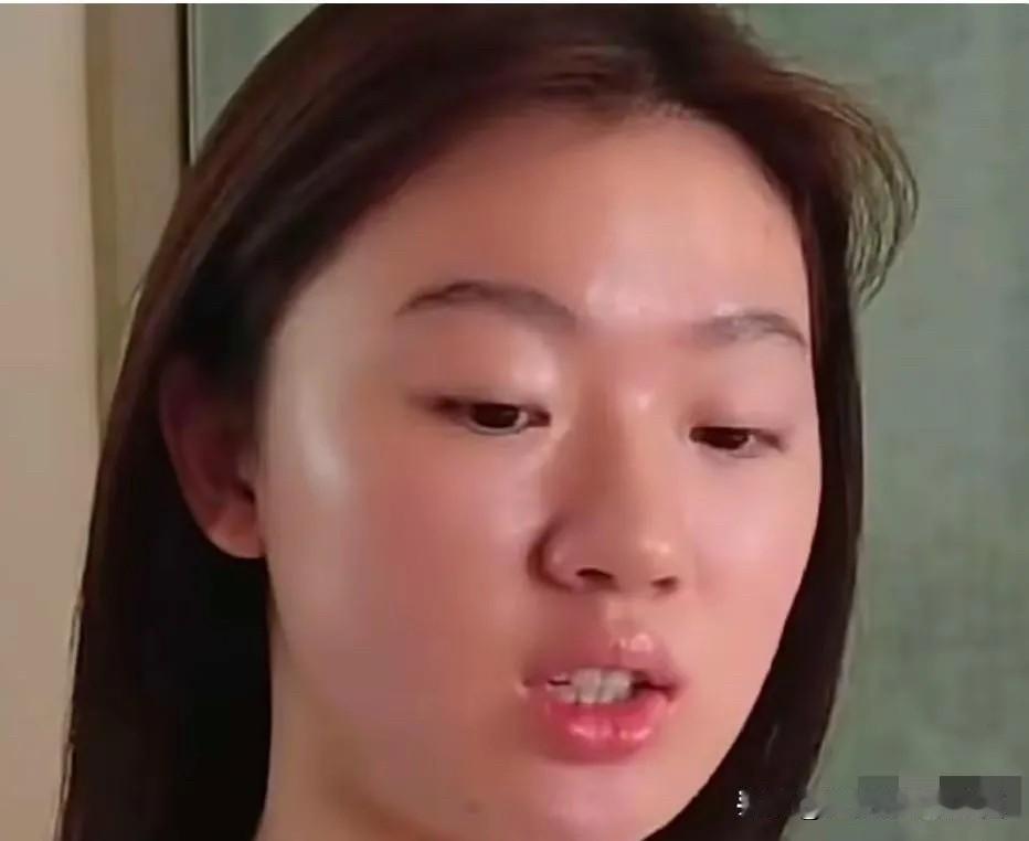 单依纯到底是怎么啦?之前在舞台上的形象是那么美,怎么卸妆了却是路人了,其实她实力