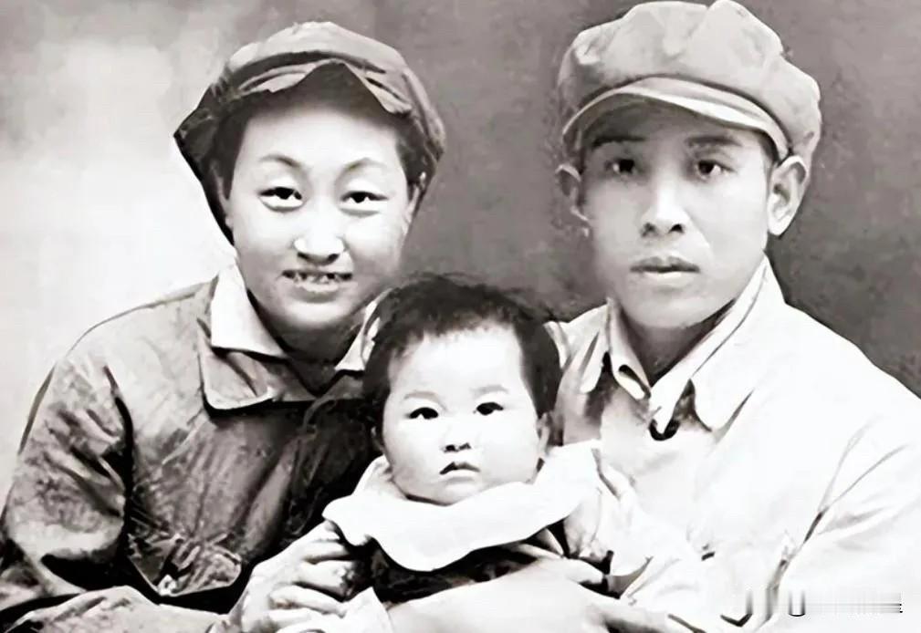 [微风]1938年，两名卧底夫妻假戏真做结为真夫妻，妻子牺牲后丈夫一生未娶，7年