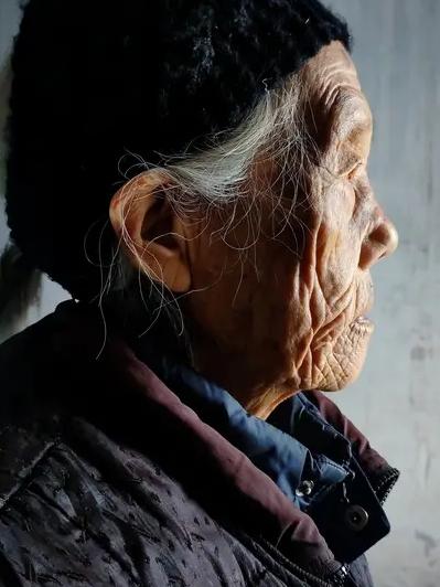 河南95岁老人被4个儿子抢着养！真相太现实：儿女孝顺，全是老人修来的福
 
最近