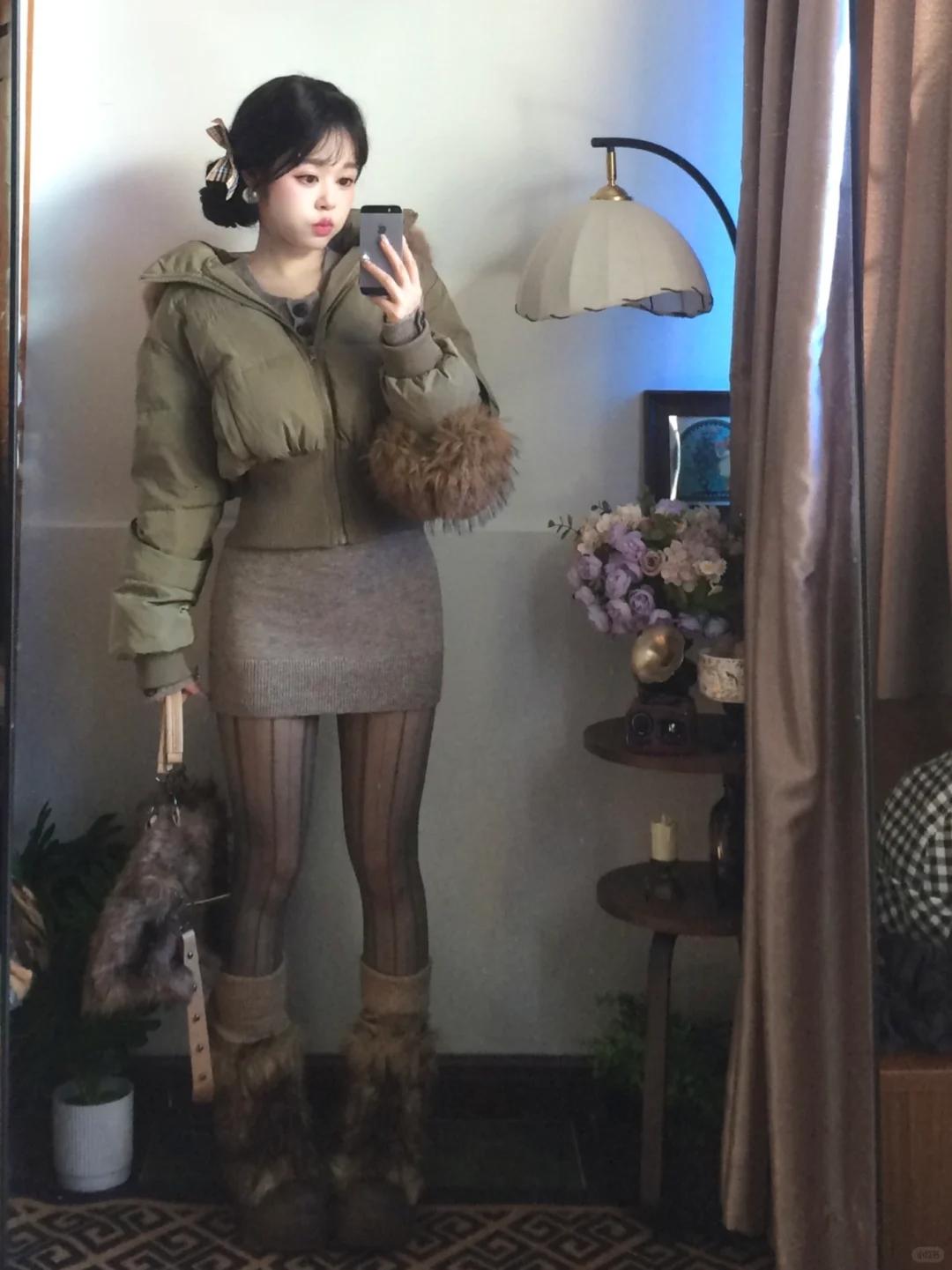 收腰款超短羽绒服对小个子女生真的太友好了~

军绿色收腰款超短羽绒服搭配灰色针织