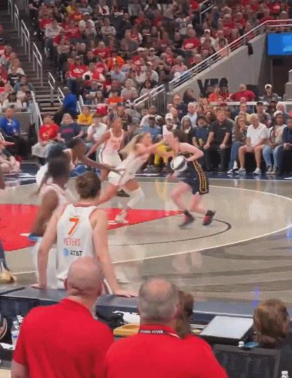 谁说女子不如男？WNBA知名球星遭对手恶犯 跆拳道黑带队友以牙还牙！

今天进行