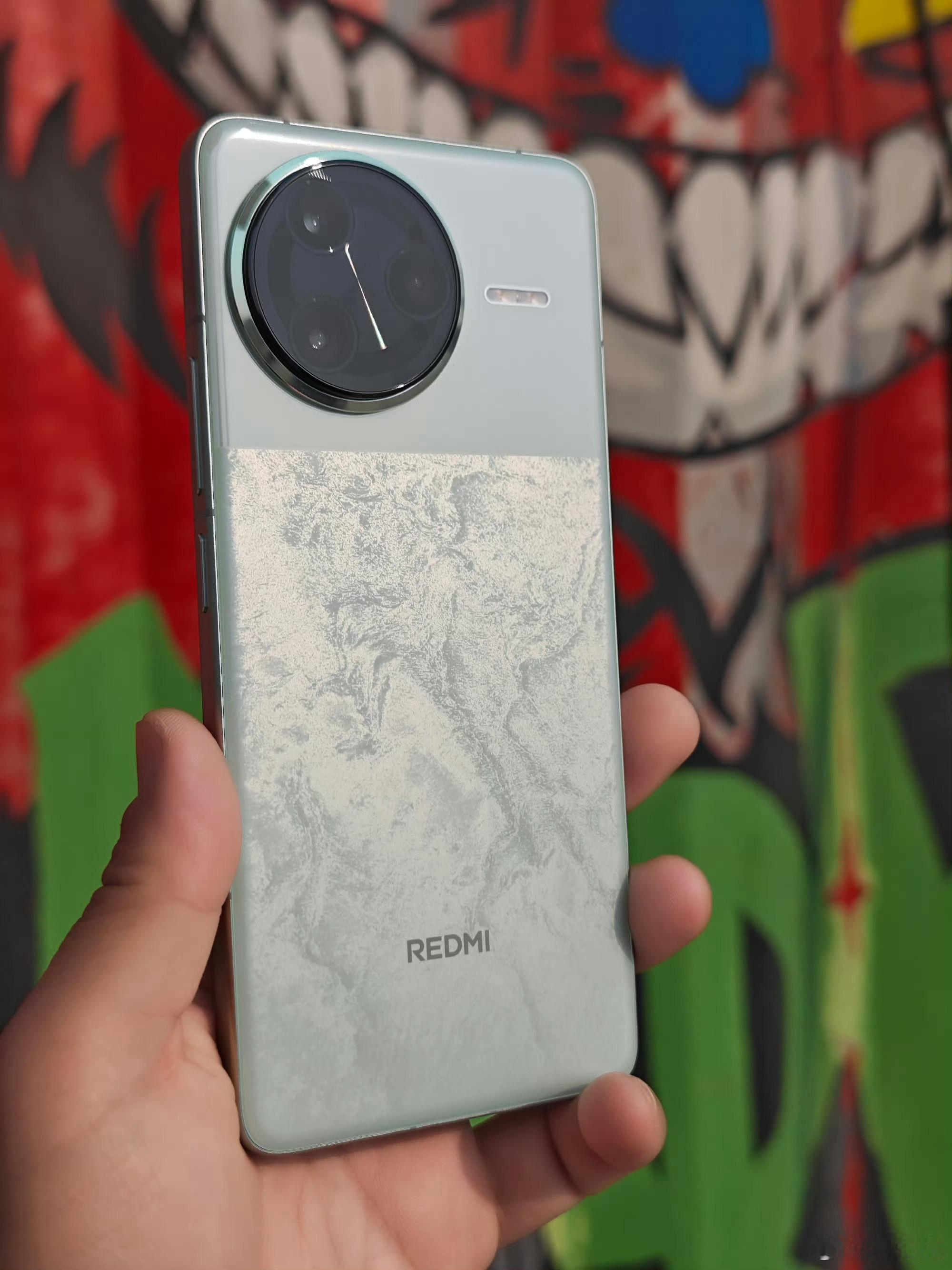 用红米K80后，电量焦虑是真没了，撑一天妥妥的，早晨洗漱时插120W闪充，出门就