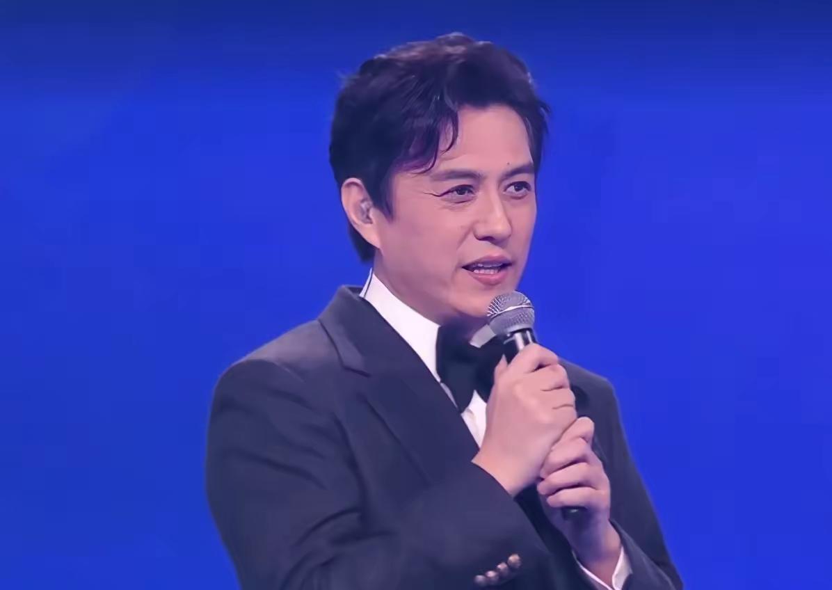 东方卫视跨年这次可算押对宝了，
最大惊喜，
居然不是流量明星，而是靳东。一登台，