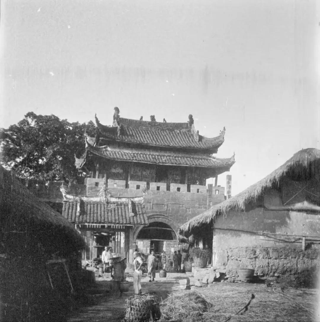 老照片：1917年，四川省铜梁县老县城。
不知道这个城楼现在还有没有